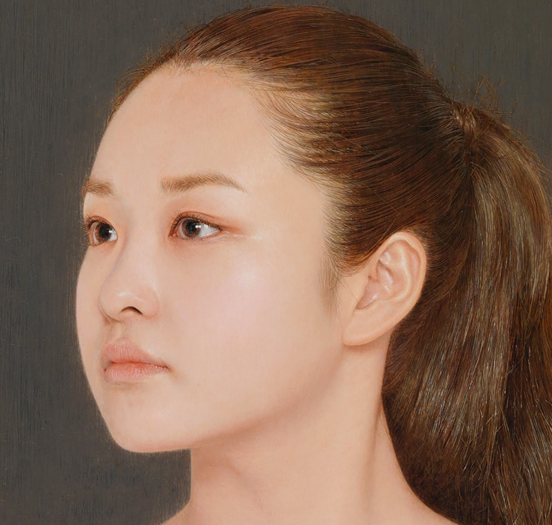 ポニーテールの女性像